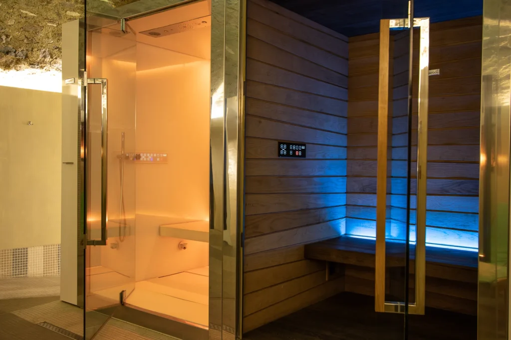 Nell'immagine si mostra sia l'interno della sauna che l'interno del bagno turco.